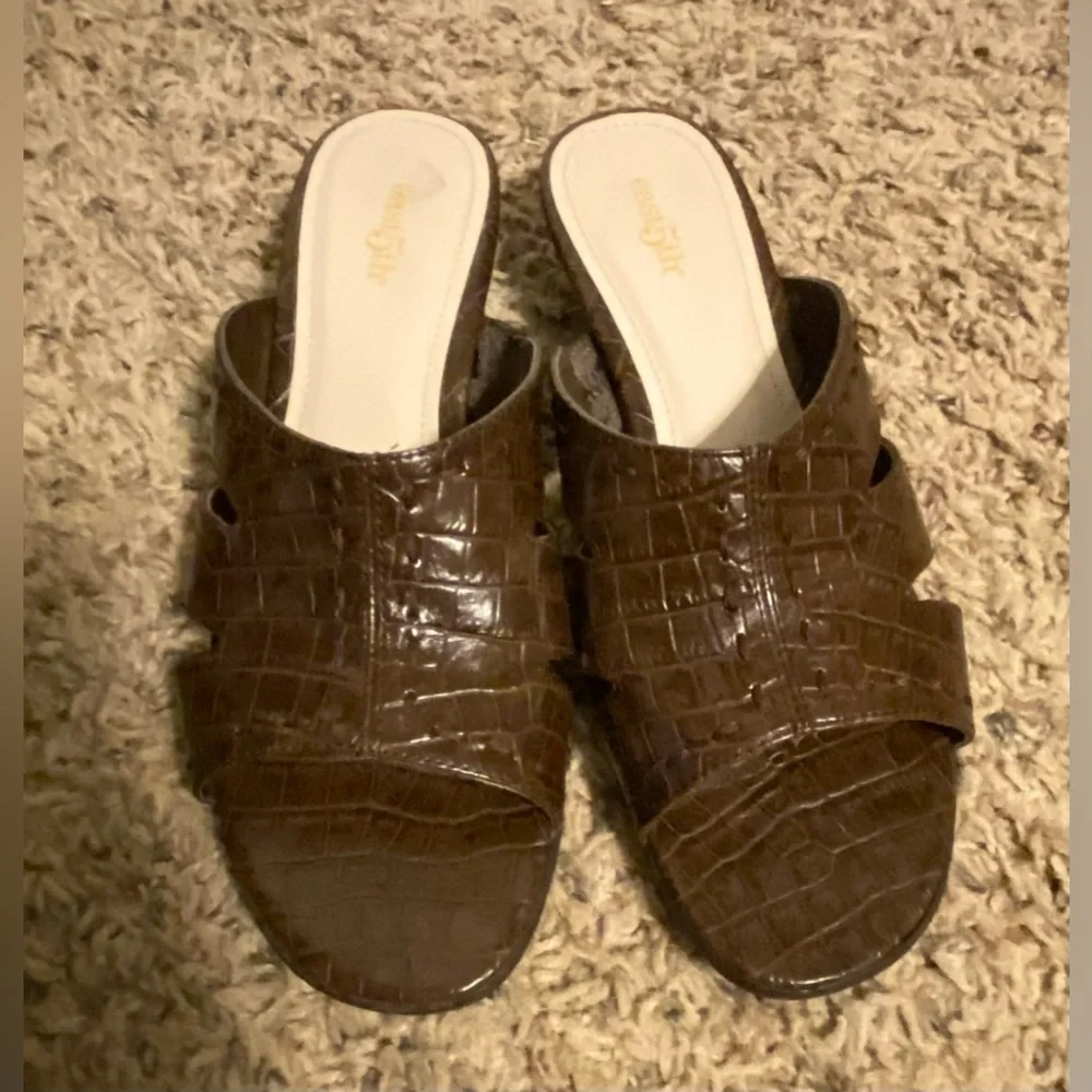 East 5th Brown Crocodile Slide Sandals, 7M
